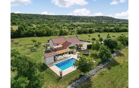 Lovely home in Vojnic Sinjski with sauna