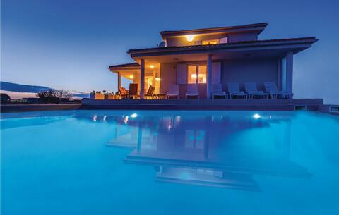 Stunning home in Novalja