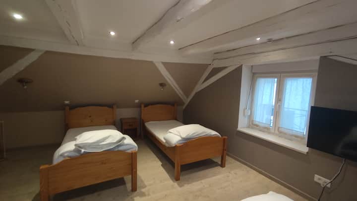 A l'étage 
1 lit (matelas) 140 x 190 cm (couette 220 x 240 cm) 2 oreillers
2 lits (matelas) 90 x 190 cm (2 couettes 200 x 200 cm) 2 oreillers
Linge de lit disponible à la location selon tarif indiqué dans l'annonce 