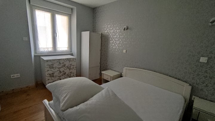 chambre climatisée rez-de-chaussée 
lit (matelas) 140 x 190 cm
couette 220 x 240 cm
2 oreillers
Linge de lit disponible à la location selon tarif indiqué dans l'annonce