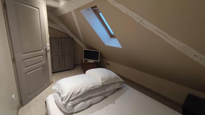 A l'étage : coin couchage
 lit (matelas) 140 x 190 cm
couette 220 x 240 cm
2 oreillers
Linge de lit disponible à la location selon tarif indiqué dans l'annonce