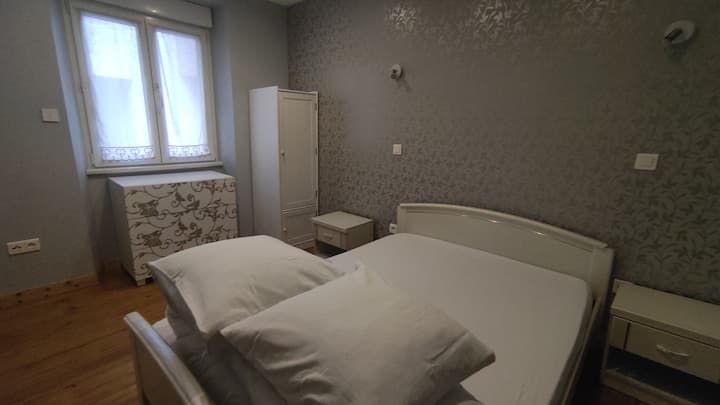 chambre climatisée rez-de-chaussée 
lit (matelas) 140 x 190 cm
couette 220 x 240 cm
2 oreillers
Linge de lit disponible à la location selon tarif indiqué dans l'annonce