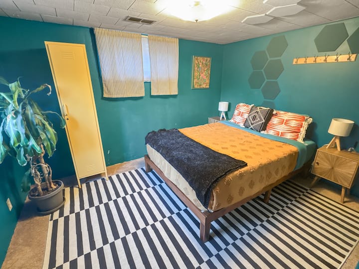 Mapumziko ya faragha, yenye rangi na kuta za rangi ya samawati, sanaa ya kufurahisha na mimea mingi. Ina kitanda cha malkia, madirisha yanayoelekea magharibi, kabati kubwa, kabati salama na blanketi za ziada kwa ajili ya majira ya baridi ya Montana. Kufuli la faragha lenye msimbo katika nyumba ya pamoja, yenye heshima.