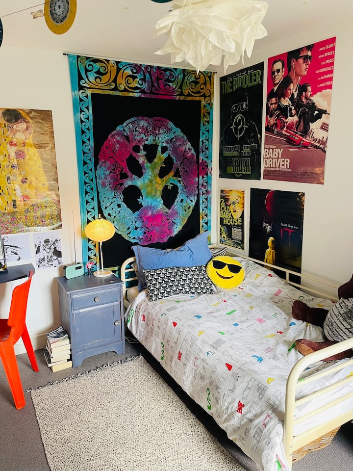 Უკანა საძინებელი, რომელიც ბაღს გადაჰყურებს - მოზარდის ოთახი სამუშაო მაგიდით და უჯრის გულმკერდით/დასაკიდი სივრცით.