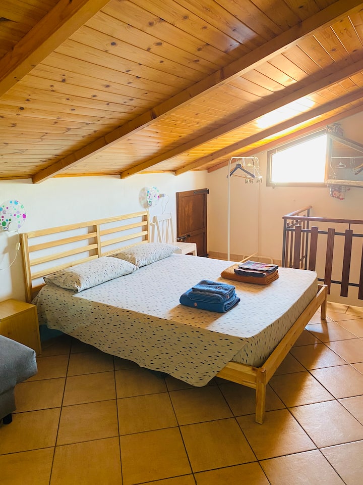 Il letto matrimoniale a materasso unico. Misure 190 cm per 160 cm