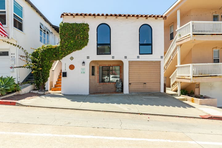 Enchanting Duplex | Ocean Views | 1 Block To Beach - Manhattan Beach, CA