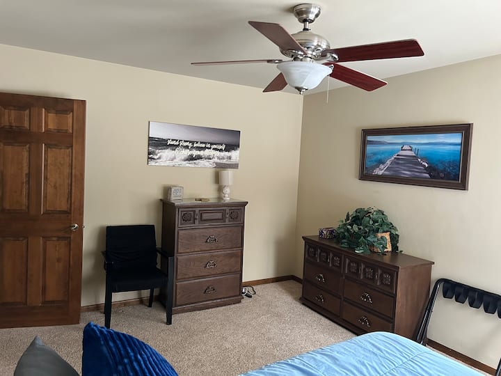 מיטת קווין סייז. יחידת הורים