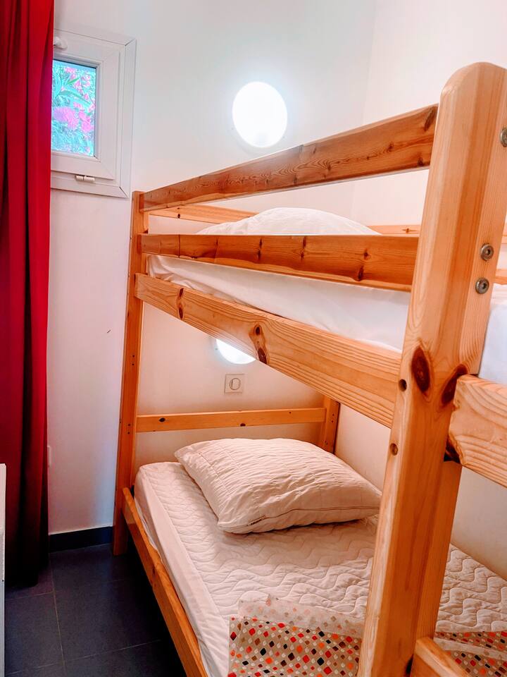 Дрвена колиба, кревети на спрат 2 x 90.