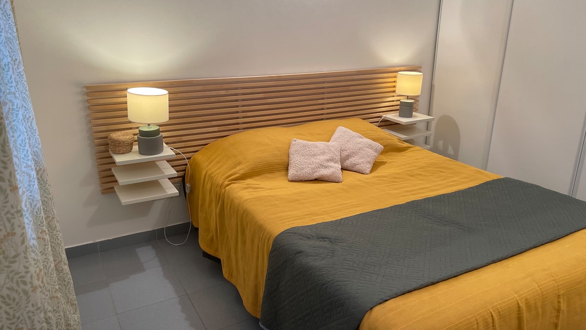 Hlavná spálňa s manželskou posteľou.