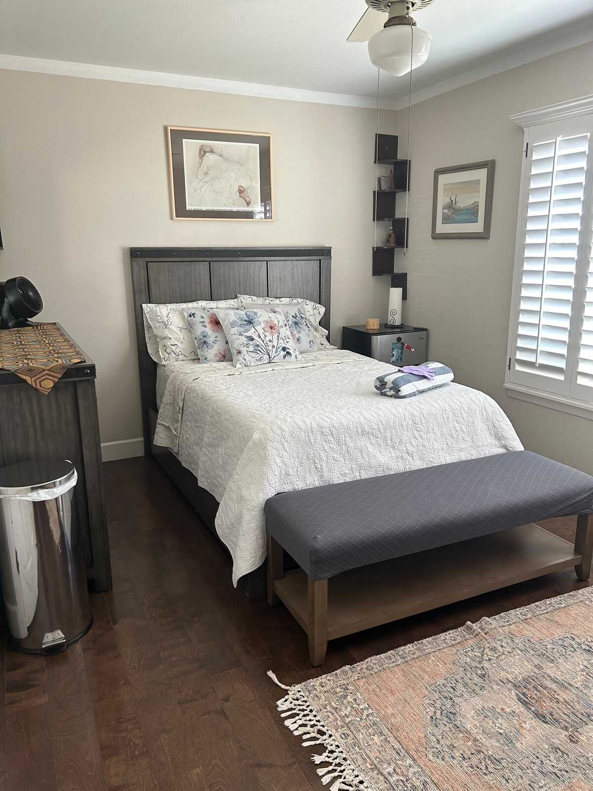 Udobna spavaća soba, područje Northeast Mountain. Dostupan je punjač za električna vozila.