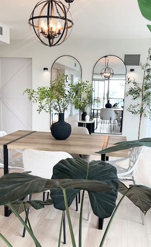 Beautiful 2 Bed 2 Bath 2 Balc Corner Unit-Downtown