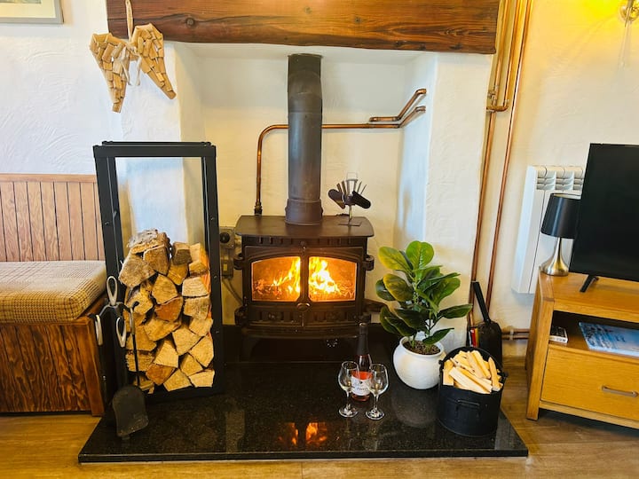 Authentic Cottage - Wood Burner - Mountain Views - Beddgelert