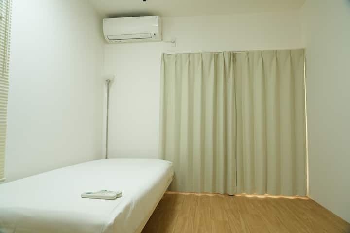 有一张单人床。
此外，您还可以使用两套日式床垫。
最多可入住3位房客。