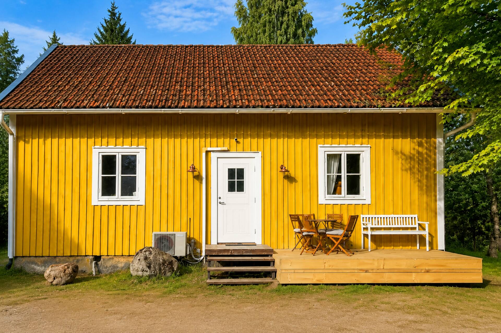Swedish cottage, hottub & near 3 forest lakes