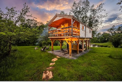 Lovers Honey Pond Treehouse with hot tub & sauna