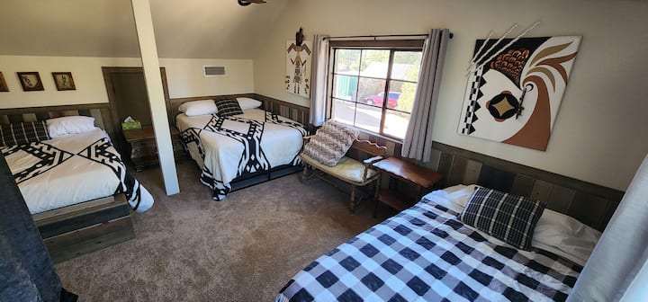 Chumba cha juu cha Anasazi chenye vitanda viwili na kimoja. 