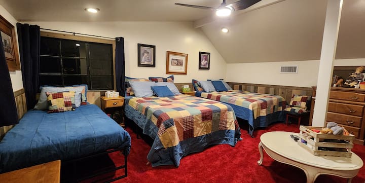 Chumba cha michezo cha ghorofa kilicho na vitanda viwili, kitanda kimoja, midoli na nyumba ya wanasesere.