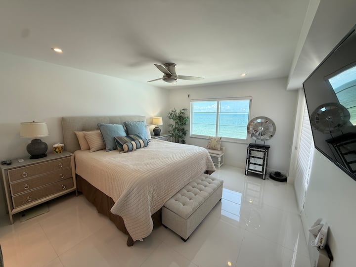 Chambre principale avec un très grand lit neuf et des meubles, donnant sur le golfe.