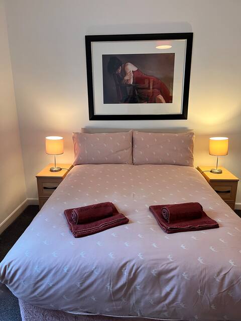 2 bed ground floor flat, private garden & parking.