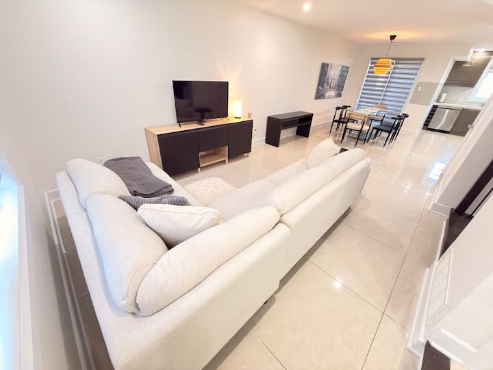 D. Luxury  Two-story Villa. - Laval, Canadá