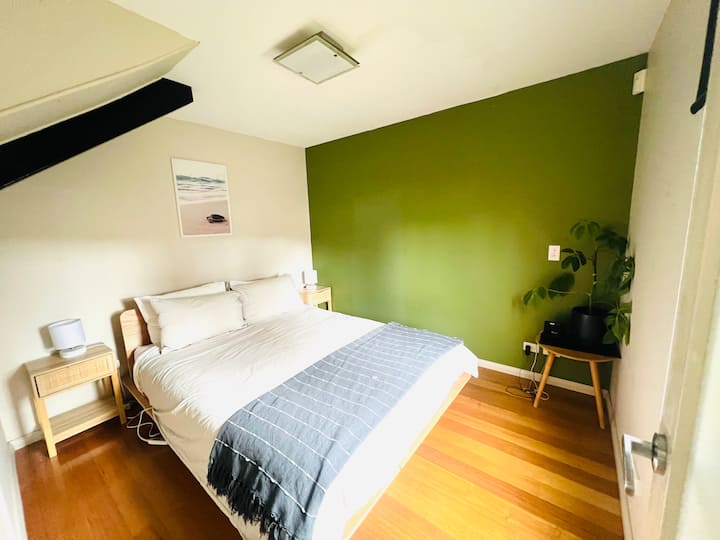 Manželská posteľ - spálňa 2 sa nachádza na hlavnom vstupnom poschodí 