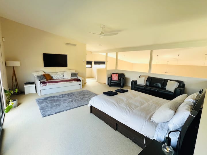 Luxusné medziposchodie slúži ako útočisko pre rodičov, s manželskou posteľou Queen, rámovou TV, vlastným salónikom, šatňou a vlastnou kúpeľňou. 