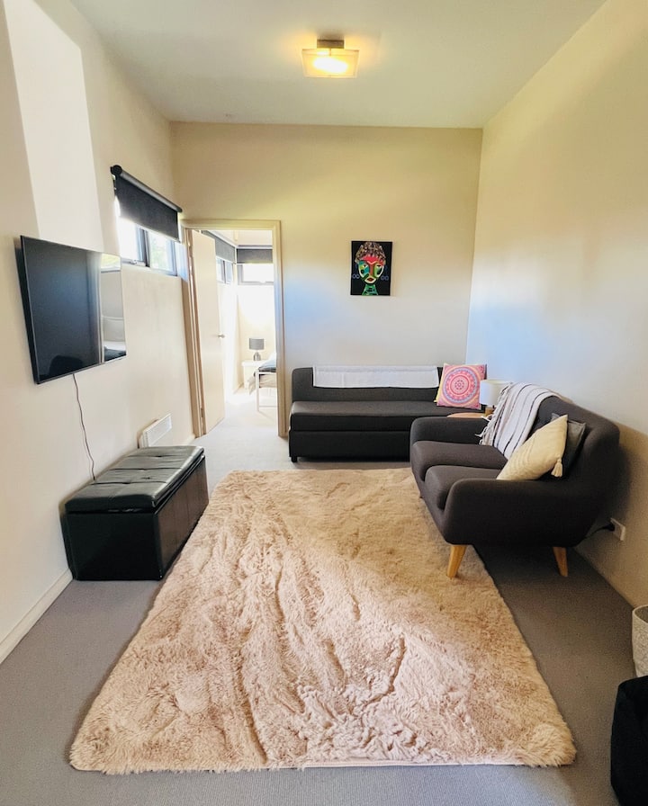 Tento diskrétny druhý salónik sa nachádza v spálni 3 a je vybavený inteligentným televízorom s prémiovým streamovaním Netflix a Disney Plus pre našich hostí a ich deti. Pre tých, ktorí cestujú vo väčších skupinách, sa táto izba stáva 4. spálňou s veľmi pohodlnou manželskou posteľou.