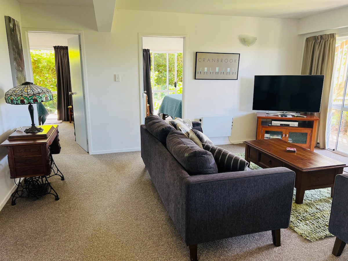 Top performing Airbnb: Maggies Place. Rural setting by Waipu River Mouth in Northland