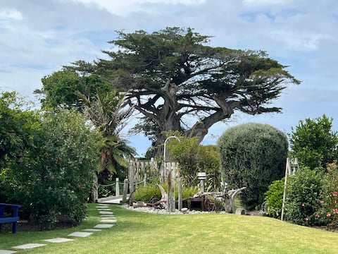 Maggies Place. Rural setting by Waipu River Mouth