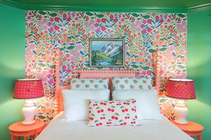 One Block from Belmont Guest Suite-2 BR-Sleeps 6