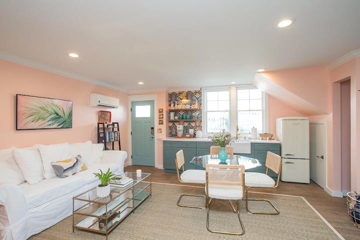 Ჩვენი მომხიბლავი Airbnb თავს ისე გრძნობს, როგორც სახლიდან შორს, პირადი შტრიხებითა და ანტიკვარული აღმოჩენებით. 