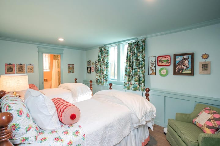 Ამ საძინებელში არის ანტიკვარული ორადგილიანი საწოლები ძალიან კომფორტული ბალიშის ზედაპირის მატრასებით. Ხელნაკეთი ფარდები აქვს უშუქო, რომ დილის მზე დაიბლოკოს...ჩვენ გირჩევთ გვიან დაძინებას!  