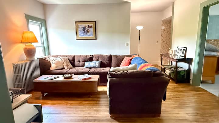 Vyumba 3 vya kulala na bafu moja la pamoja linalofunguka kwenye sebule ya ghorofa ya pili ambayo ina sofa kubwa ya sehemu na televisheni yenye skrini kubwa. Ikiwa wageni wanaolala kwenye chumba cha ghorofa ya kwanza kinachofikika wanalala mapema, hapa ni sehemu nzuri ya kukaa.