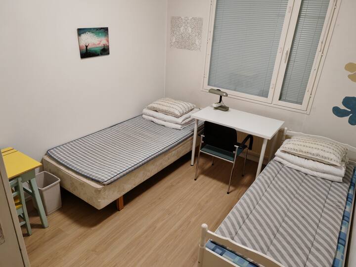 Dormitorio en el lado de la anfitriona; también un escritorio y juguetes en el armario para niños.