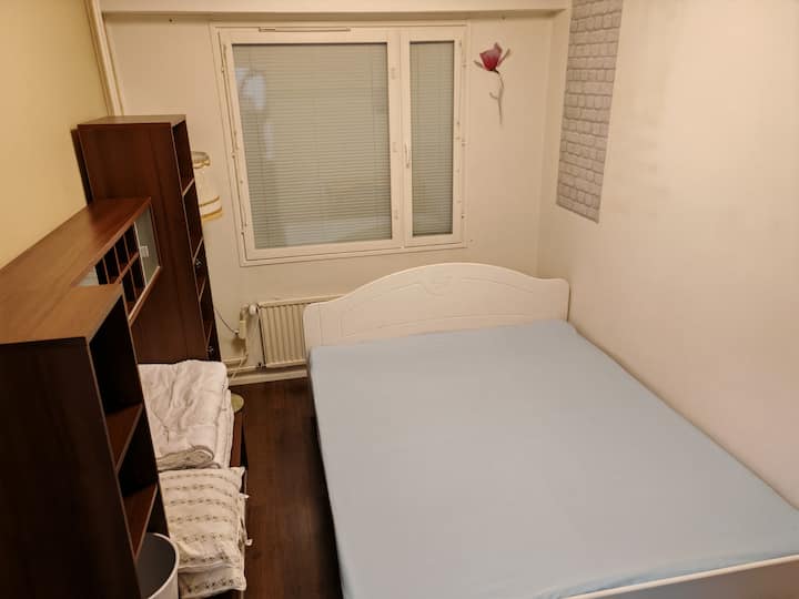 Dormitorio con una cama doble de 160 x 200 cm. La sábana siempre está preestablecida.