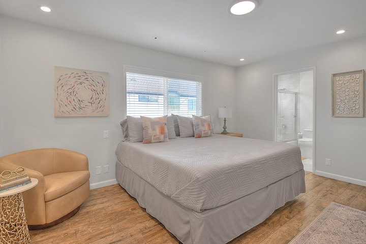 Hlavná spálňa (na poschodí) je navrhnutá tak, aby navodila pokojnú atmosféru. Ústredným bodom je pohodlná manželská posteľ. Na stenách sú zarámované umelecké diela s pobrežnými scénami a veľkým oknom, ktoré umožňuje prirodzené svetlo preniknúť do miestnosti.