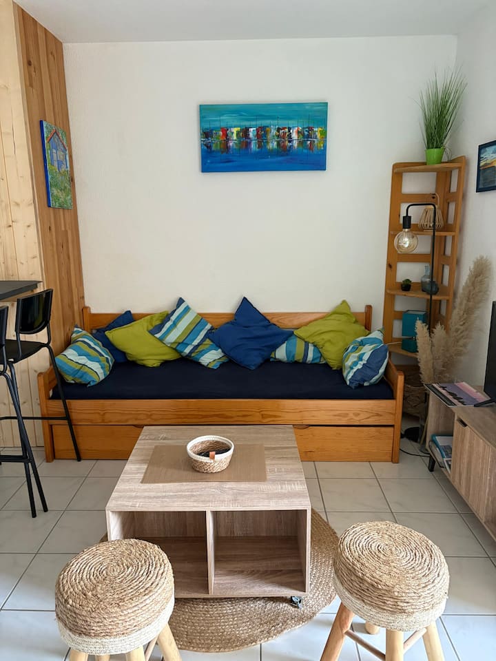 დივანი გადაიქცევა საწოლად და, შესაბამისად, 2 ადამიანი იძინებს 