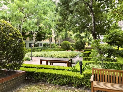 Spacious 2 level heritage 1bdr near CBD - pool/gym