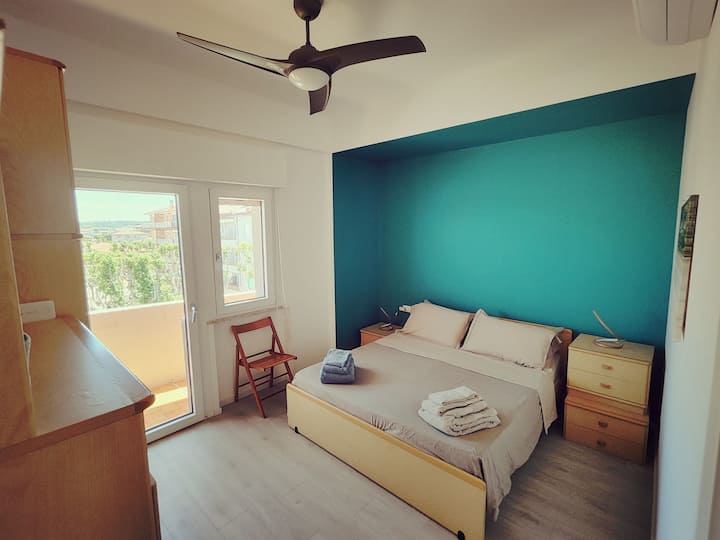 Chambre spacieuse et accueillante, climatisée.