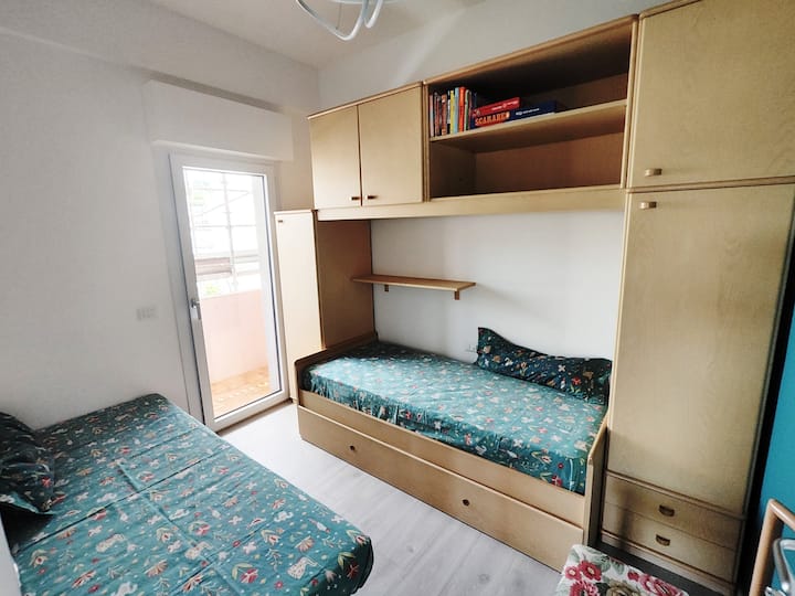 La deuxième chambre, climatisée et équipée de 2 lits simples et de placards.