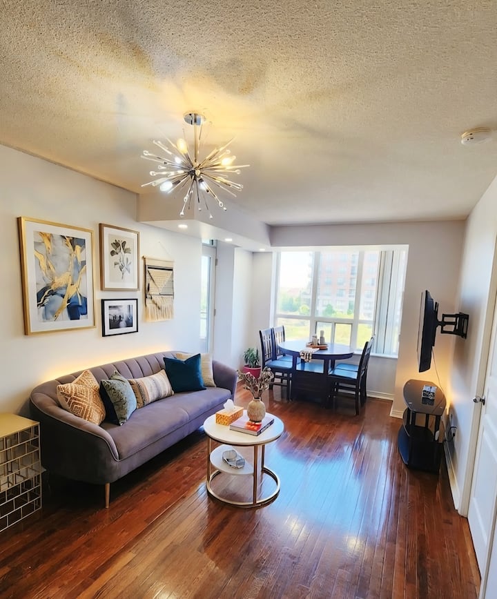 Elegant 2b2b Richmond Hill Condo | Walk To Transit - Vaughan
