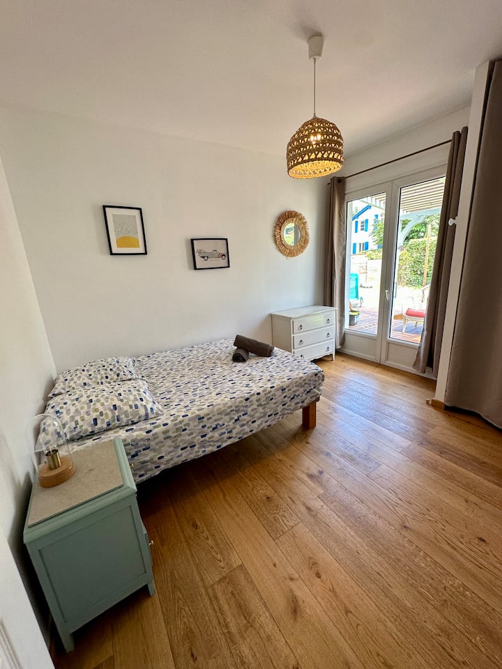 双人卧室配有窗户，可俯瞰北花园。 