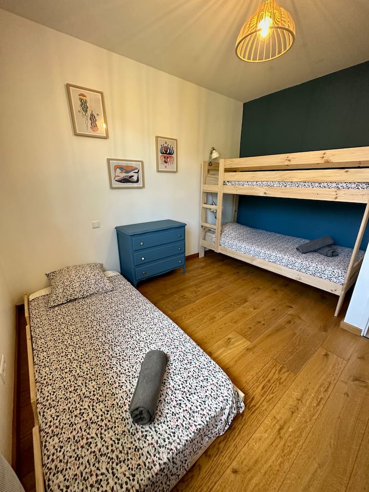 您可以使用儿童或成人（ 90/200 ）的双层床和第三张抽屉床，根据您的需求调节房间。 