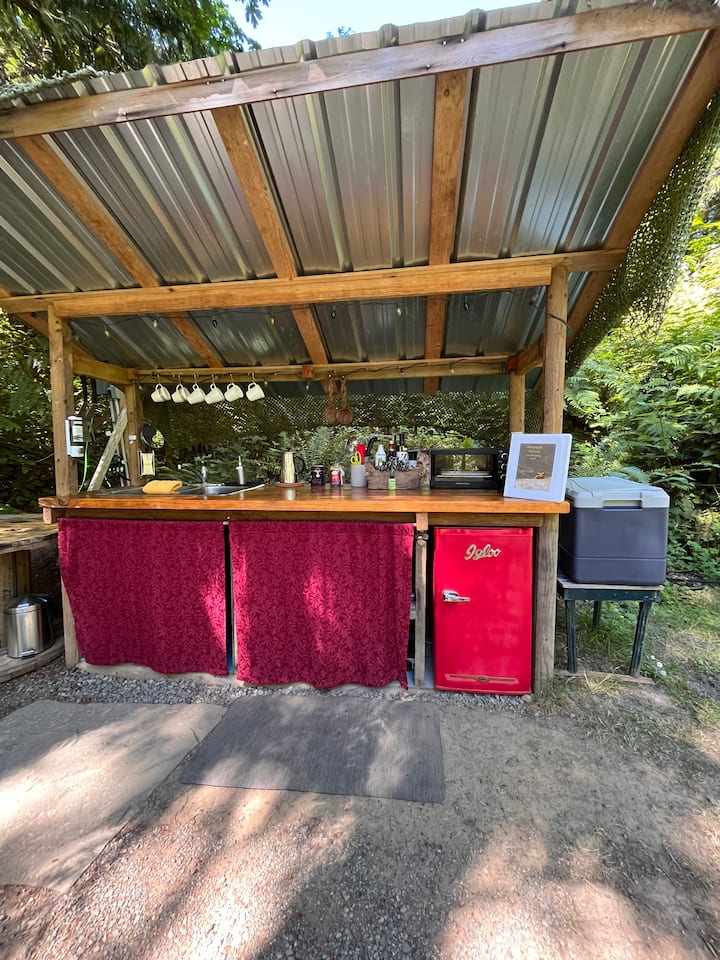 Glamping By The Pond On Salt Spring Island - ガリアーノ島