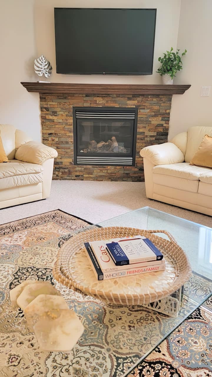 Serenity By The Woods- Elegance With Amenities - Windsor