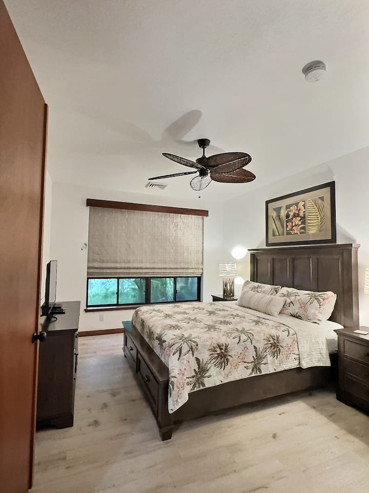 「主卧配有电视和电动窗帘。 请使用遥控器，阅读说明」