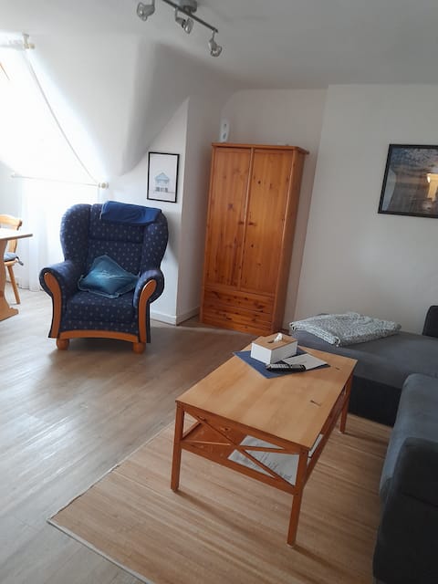 Leistungsstarkes Airbnb: Cozy 2 1/2 room Top floor apartment + bathroom, for single use. in Krefeld