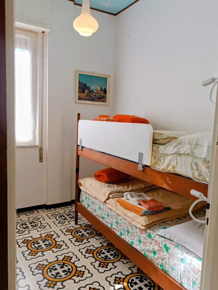 Chambre n° 2 : lit superposé avec barrière, sacs avec couettes. 