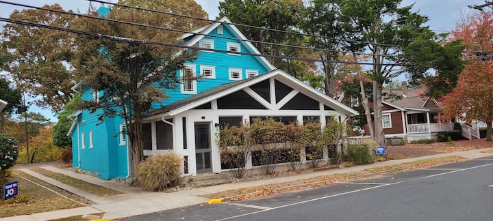 1.5 BLKS TO BEACH-Sleeps 18-Luxury!