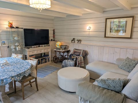 Top performing Airbnb: Idyllic cottage by the sea - with The Hobbit House in Porsgrunn